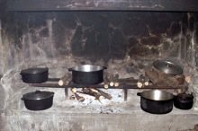 Cuisine traditionnele au feu de bois.