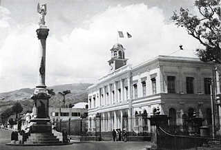 Inauguration en 1923 du monument aux morts de la grande guerre à Saint-Denis de La Réunion.
