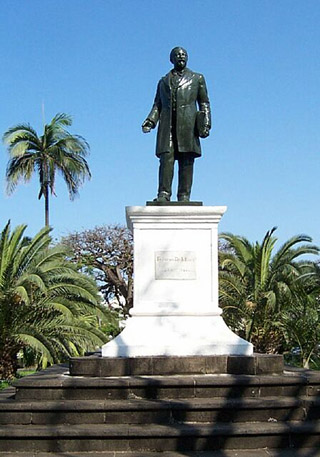 Statue de François Césaire de Mahy place hôtel de ville de Saint-Pierre