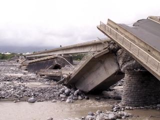 Cyclone Gamède février 2007 Pont de La Rivière Saint-Etienne.