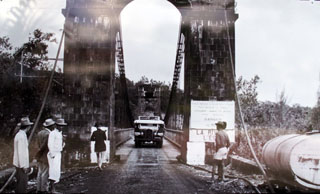 Ancienne photo du Pont suspendu de la Rivière de l'Est